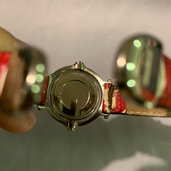 Gucci vintage watch with a red band. - Picture 4 of 5